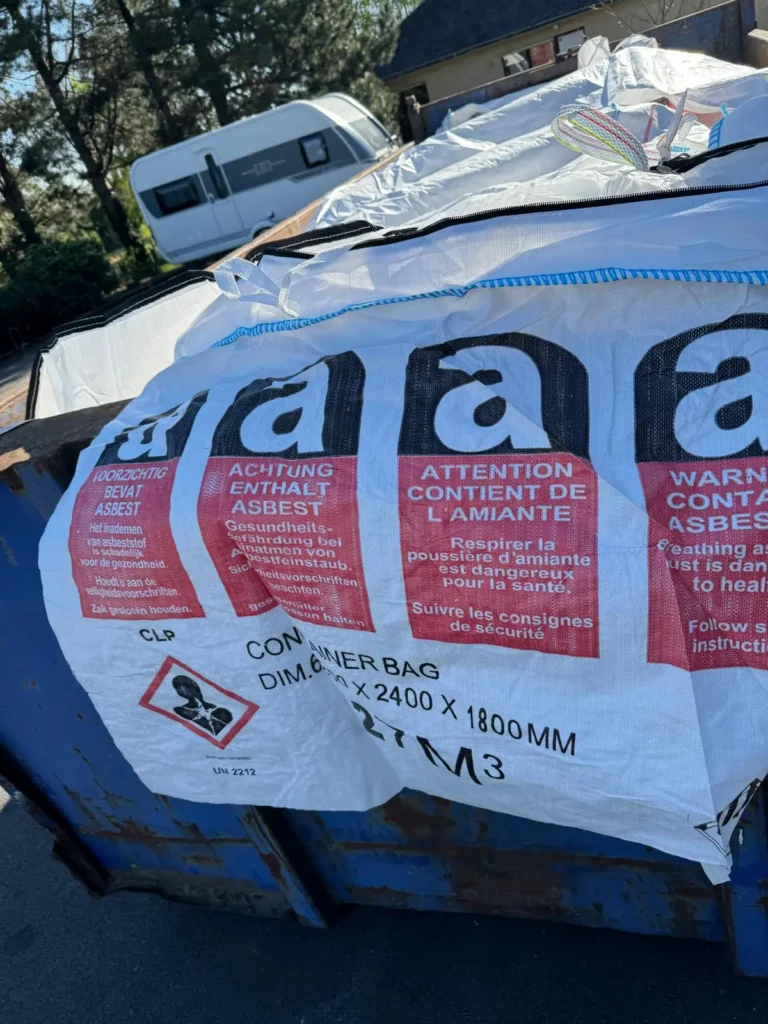 Veilige verpakking van asbestafval in gelabelde bigbags voor erkende afvoer en verwerking.