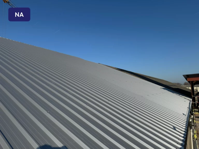Nieuwe industriële dakbedekking met stalen panelen na renovatie door Zarco."