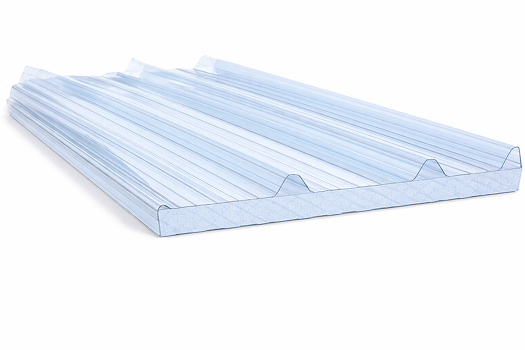 Transparante polycarbonaat lichtplaat voor daglichtoplossingen in industriële hallen.