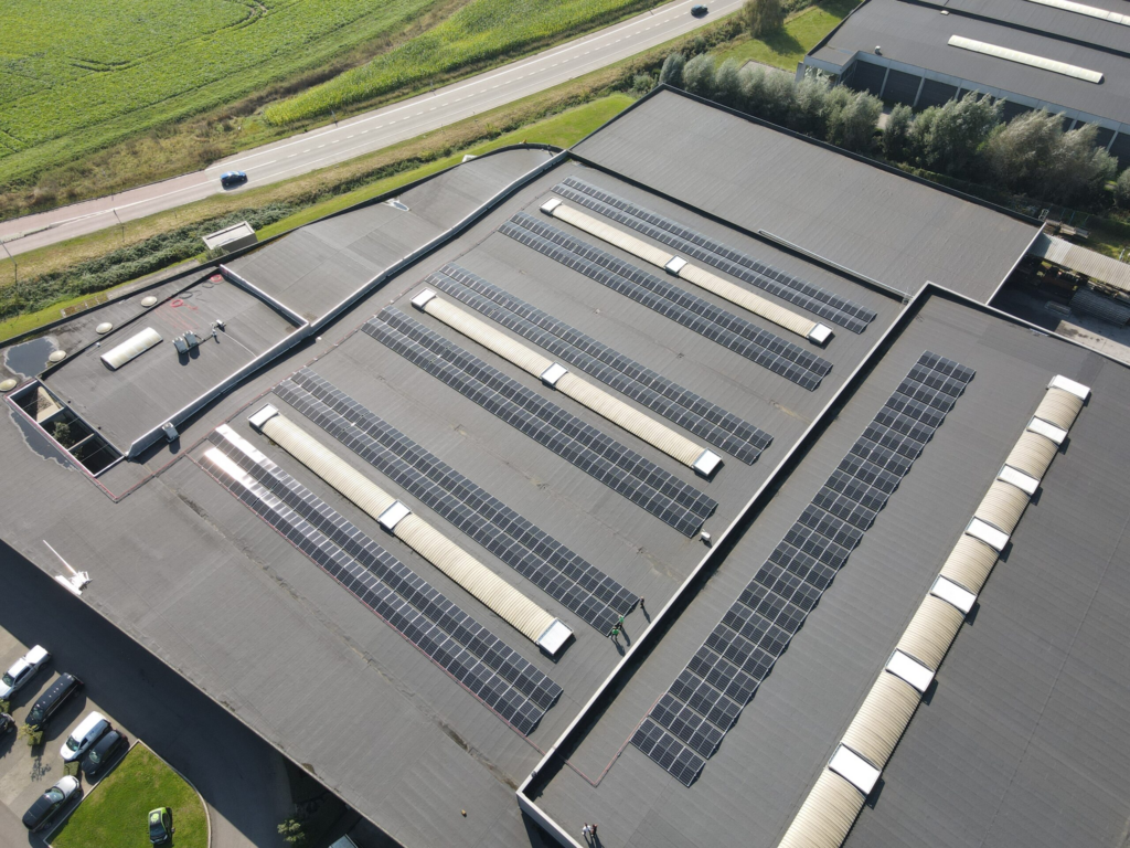 industriële zonnepanelen op een plat dak ter voorbereiding op de zonnepanelen verplichting 2030