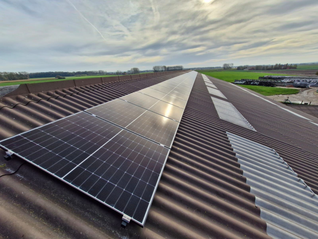 Industriële zonnepanelen op een dak
